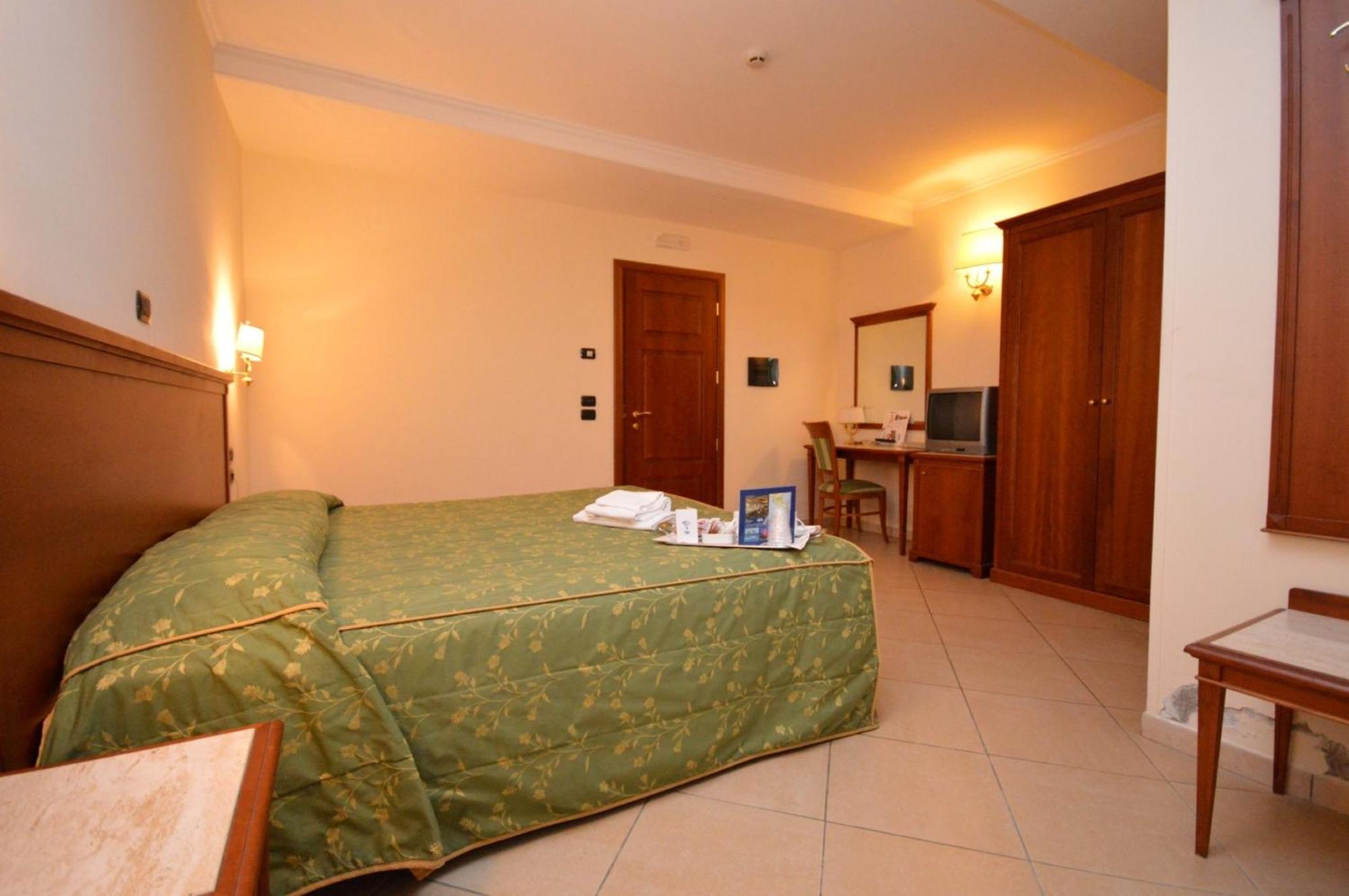 Hotel Residence Il Gabbiano Cirò Marina 部屋 写真